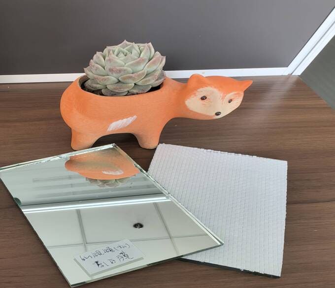 Espejo plateado con respaldo de vinilo.
   